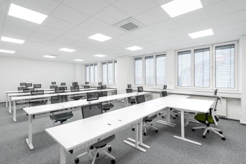 Tréninková místnost s pracovními stoly Talent od Actiu ve společnosti Inventi