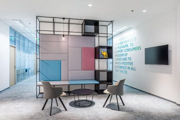 Vstupní lobby u recepce JTI s komfortním posezením