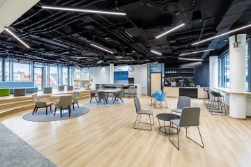 Lounge prostory s pohodlným nábytkem a kuchyňkou v pražských kancelářích JTI