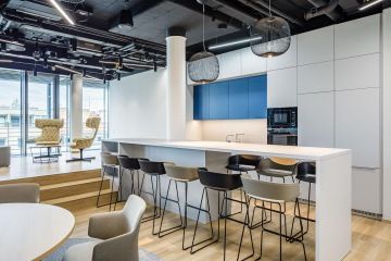 Barový stůl v moderní firemní kuchyňce a lounge společnosti JTI