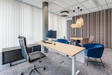 Nastavitelný stůl jako součást moderní kanceláře