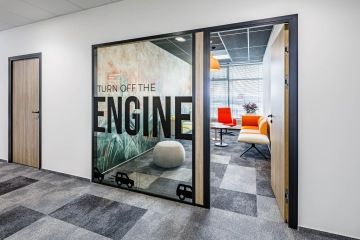 Skleněná příčka s polepem