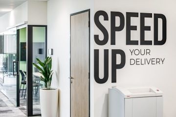 Rostlinné dekorace a polep na stěně zdůrazňující firemní kulturu