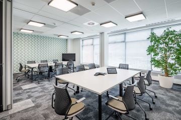 Rozdělitelná zasedací místnost s ergonomickým nábytkem