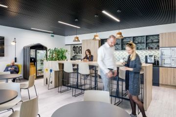 Firemní kuchyňka s ostrůvkem a rostlinnými prvky