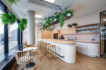 Firemní kuchyňka v přirodních tónech