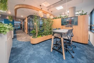 Útulné pracoviště schované v džungli