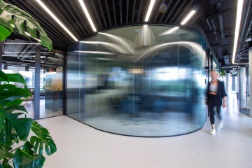 skleněná zasedací místnost