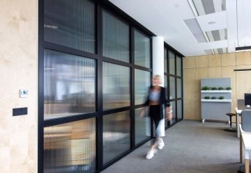 zavřená variabilní skleněná stěna