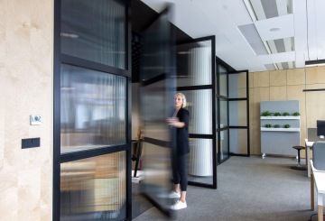 otevřená variabilní skleněná stěna