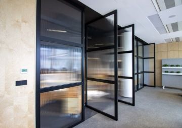 otevřená variabilní skleněná stěna