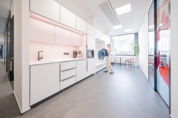 Firemní kuchyňka v růžovém stylu v prostorech Mary Kay