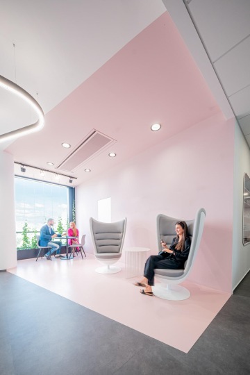 Relaxační zóna s komfortními křesílky