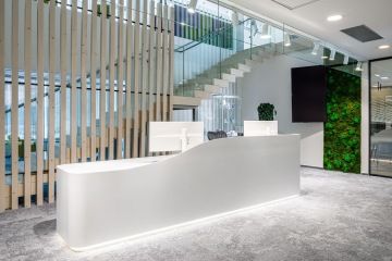 Jídelní místnost s protáhlým stolem a lavicí na sezení v kancelářích Samsung