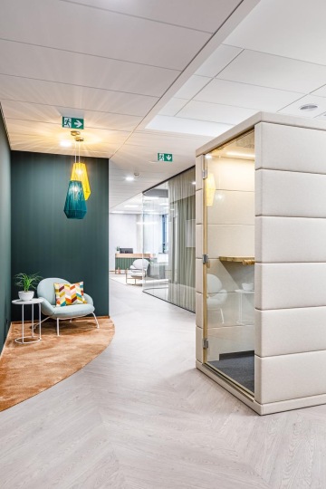 Akusticky izolovaná telefonní budka v bílo modrém provedení.