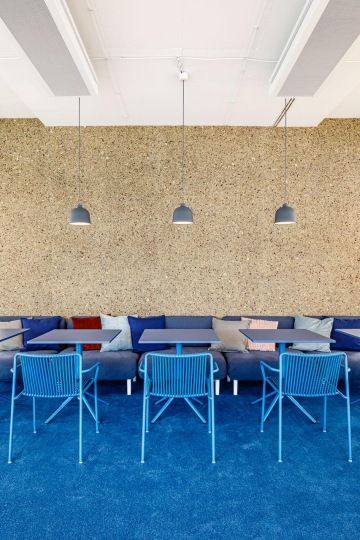 Relaxační zóna pro potkávání zaměstnanců v modrém provedení