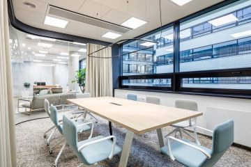 Moderní zasedací místnost ve světlých barvách