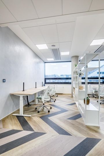 Pracovní prostor s ergonomickými židlemi a ojedinělou parketovou podlahou