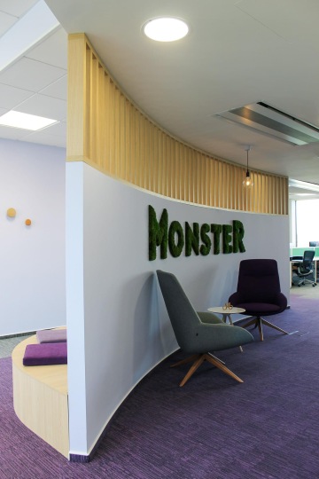 zaoblená stěna s mechovým logem