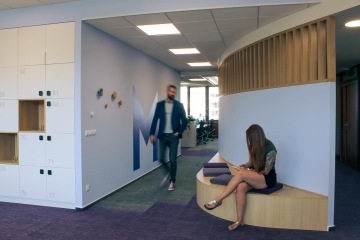 chodba se zaoblenou stěnou