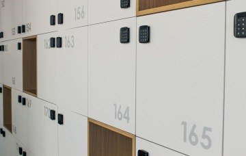 úložné boxy na osobní věci v openspace kanceláři