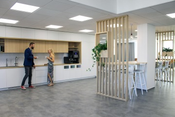 kuchyňka s vysokým barovým stolem