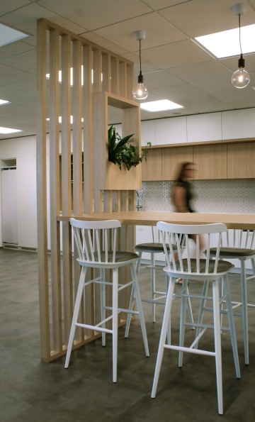 barový stůl s dřevěnými lamelami