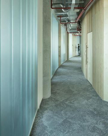 Záběr na rozdělený prostor betonovými sloupky