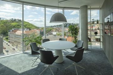 Prosklená zasedací místnost pro konference ve firmě MSC