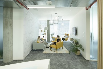 Relaxační prostor pro zaměstnance s komfortním interiérem ve firmě MSC