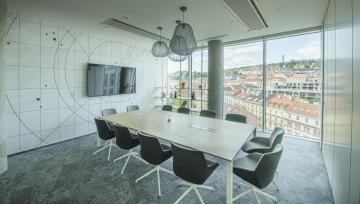 Moderní zasedací místnost v šedých barvách a designovým nábytkem ve firmě MSC