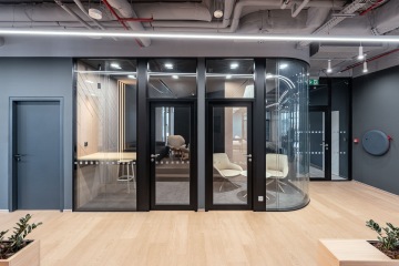 Prosklené zasedací místnosti, stvořené pro rychlé setkání s klientem aneb soustředěnou práci