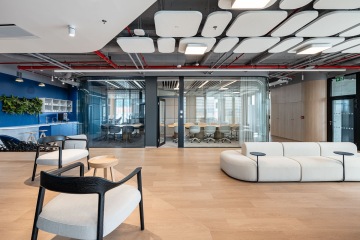 Zasedací místnosti uprostřed kanceláří