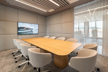 Zasedací místnost pro velké meetingy ve světlých barvách