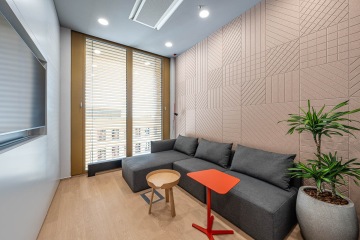 Komfortní zóna pro odpočinek s akustickou stěnou