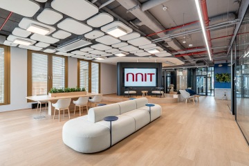 Zázemí společnosti NNIT s prostorem pro rozmanité akce od diskusní setkání po trávení času s kolegy