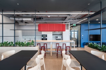 Kuchyňka s místem pro přípravu jídla, posezení s kolegy a odpočinek