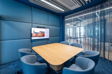 Zasedací místnost pro 6 osob, vybavena akustickými prvky, AV technologiemi a maximálním komfortem pro sezení