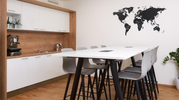 Moderní kuchyňka s barovým stolem a židlemi ve firmě Notix