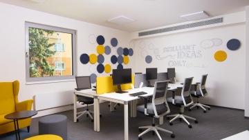 Designové kanceláře s akustickými prvky a ergonomickým interiérem