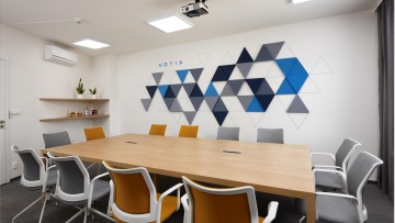 Zasedací místnost s ergonomickými křesly a designovými akustickými prvky