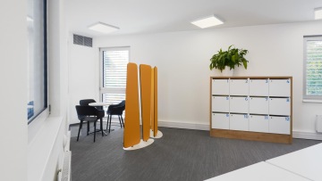 Minimalistický prostor s posunujícími paravány pro větší soukromí ve firmě Notix