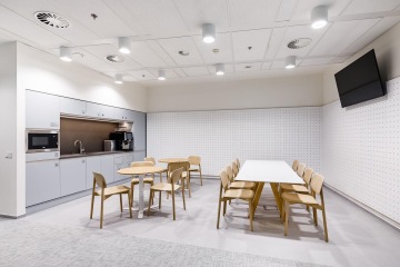 Firemní kuchyň s dřevěným nábytkem a akustickými prvky