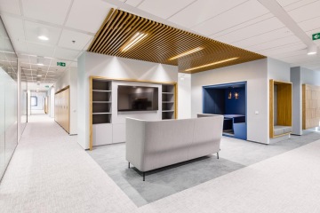 Relaxační zóna v minimalistickém stylu s dřevěnou dekorací