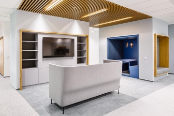 Relaxační zóna v minimalistickém stylu s dřevěnou dekorací