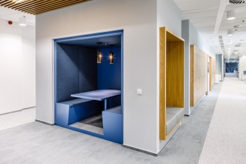 Kancelářský prostor pro větší soukromí se soft seating sedačkou