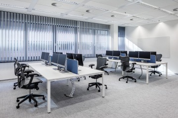 Open space kancelář s akustickými paravány a ergonomickým interiérem