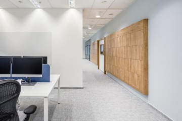 Kancelářský otevřený prostor vedle dřevěných skříněk