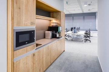 Kancelářská kuchyňka v dřevěném provedení