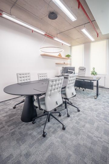 Kancelář s atypickým zasedacím stolem a ergonomickými křesly ve společnosti OHLA ŽS